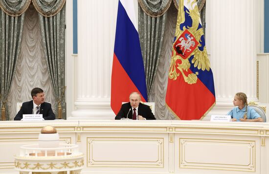 Президент РФ В. Путин провел заседание Наблюдательного совета АНО "Россия - страна возможностей"