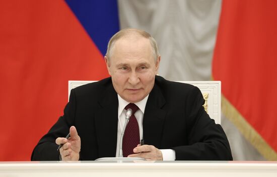 Президент РФ В. Путин провел заседание Наблюдательного совета АНО "Россия - страна возможностей"