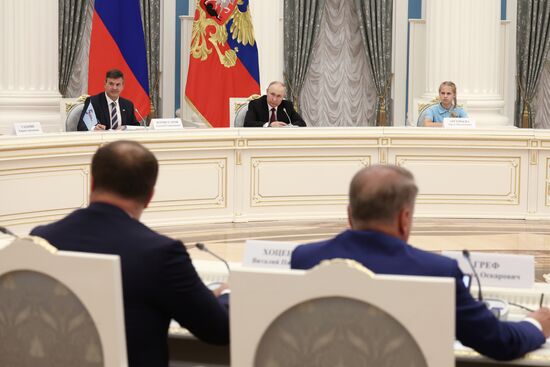 Президент РФ В. Путин провел заседание Наблюдательного совета АНО "Россия - страна возможностей"