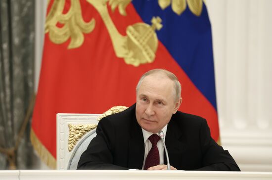 Президент РФ В. Путин провел заседание Наблюдательного совета АНО "Россия - страна возможностей"