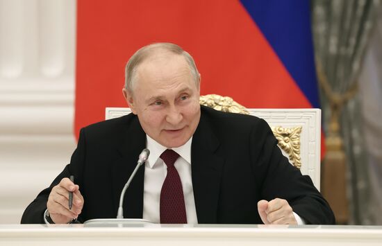 Президент РФ В. Путин провел заседание Наблюдательного совета АНО "Россия - страна возможностей"