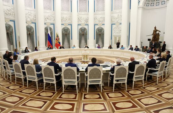 Президент РФ В. Путин провел заседание Наблюдательного совета АНО "Россия - страна возможностей"