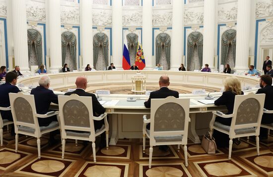 Президент РФ В. Путин провел заседание Наблюдательного совета АНО "Россия - страна возможностей"