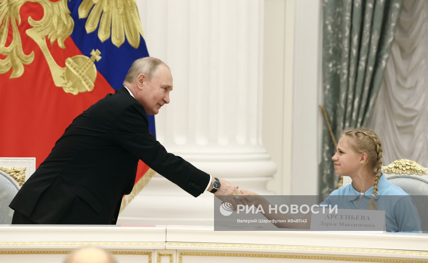 Президент РФ В. Путин провел заседание Наблюдательного совета АНО "Россия - страна возможностей"