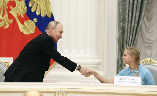 Президент РФ В. Путин провел заседание Наблюдательного совета АНО "Россия - страна возможностей"