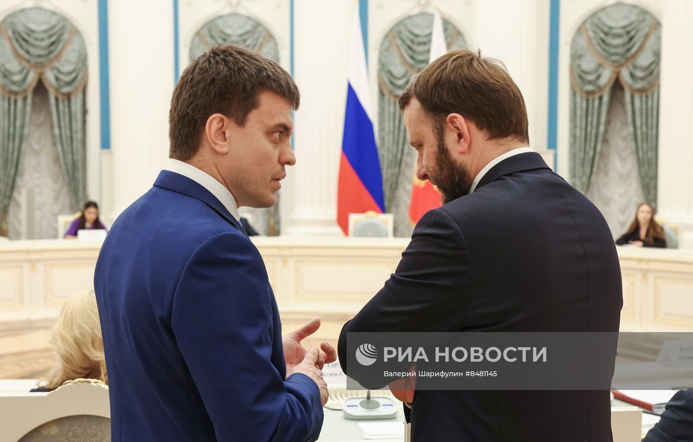 Президент РФ В. Путин провел заседание Наблюдательного совета АНО "Россия - страна возможностей"