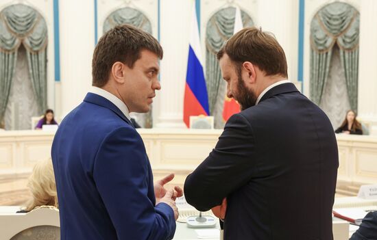 Президент РФ В. Путин провел заседание Наблюдательного совета АНО "Россия - страна возможностей"