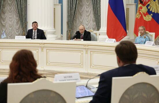 Президент РФ В. Путин провел заседание Наблюдательного совета АНО "Россия - страна возможностей"