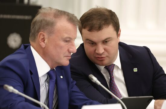 Президент РФ В. Путин провел заседание Наблюдательного совета АНО "Россия - страна возможностей"