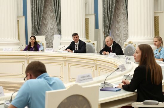 Президент РФ В. Путин провел заседание Наблюдательного совета АНО "Россия - страна возможностей"