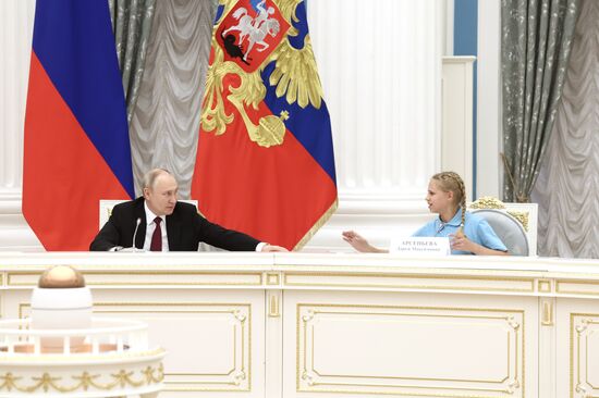 Президент РФ В. Путин провел заседание Наблюдательного совета АНО "Россия - страна возможностей"