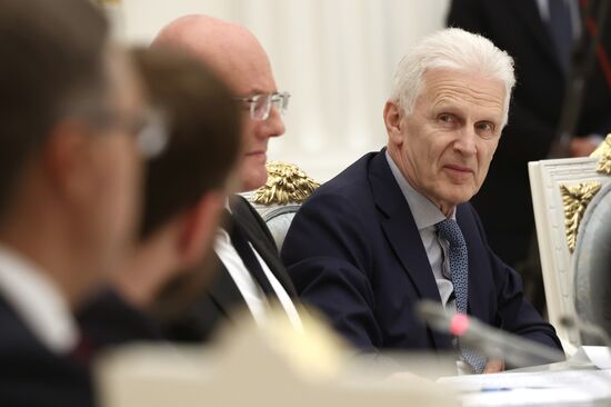 Президент РФ В. Путин провел заседание Наблюдательного совета АНО "Россия - страна возможностей"