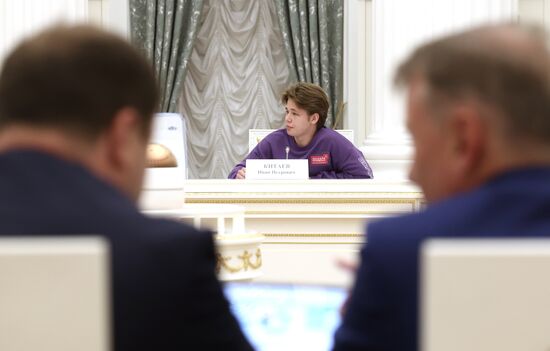 Президент РФ В. Путин провел заседание Наблюдательного совета АНО "Россия - страна возможностей"