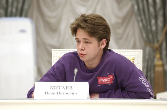 Президент РФ В. Путин провел заседание Наблюдательного совета АНО "Россия - страна возможностей"