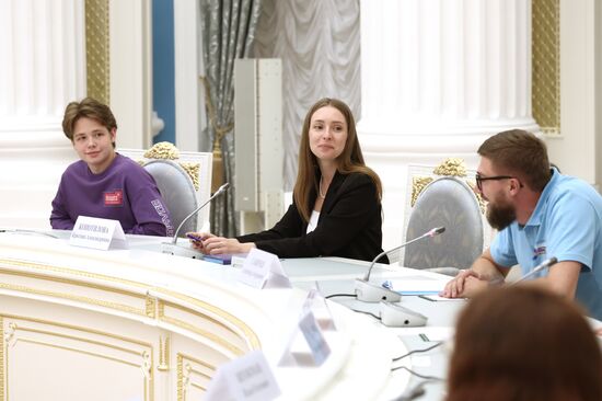 Президент РФ В. Путин провел заседание Наблюдательного совета АНО "Россия - страна возможностей"