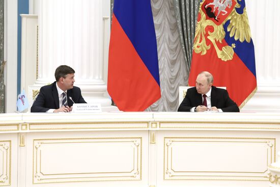 Президент РФ В. Путин провел заседание Наблюдательного совета АНО "Россия - страна возможностей"