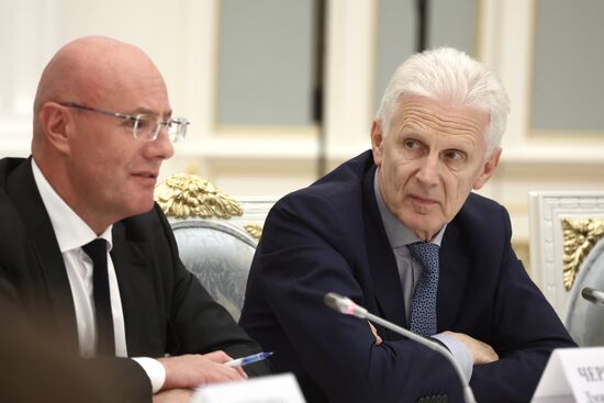 Президент РФ В. Путин провел заседание Наблюдательного совета АНО "Россия - страна возможностей"