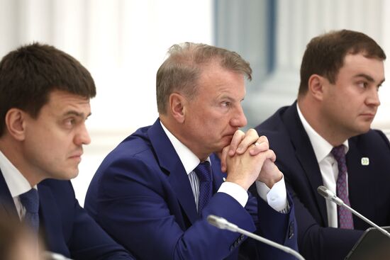 Президент РФ В. Путин провел заседание Наблюдательного совета АНО "Россия - страна возможностей"