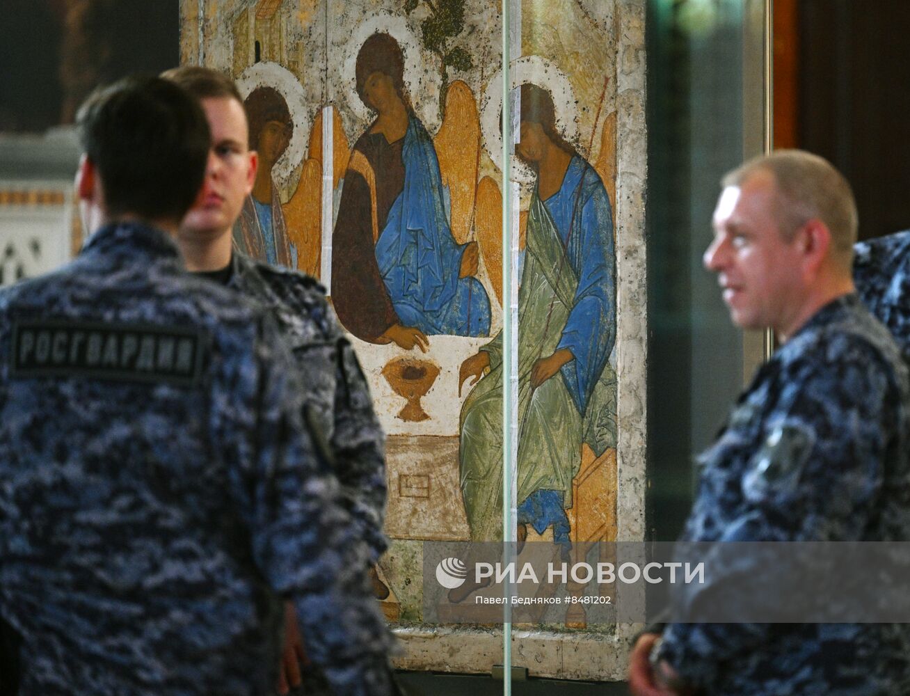 Прибытие иконы А. Рублева "Троица" в реставрационный центр им. Грабаря