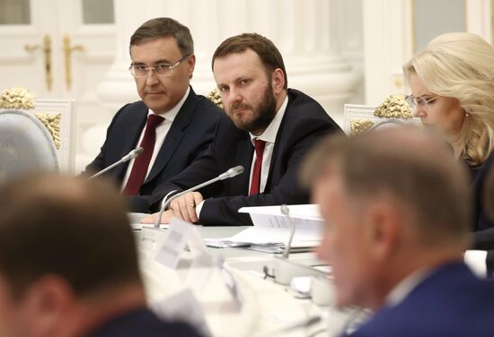 Президент РФ В. Путин провел заседание Наблюдательного совета АНО "Россия - страна возможностей"