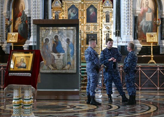 Прибытие иконы А. Рублева "Троица" в реставрационный центр им. Грабаря