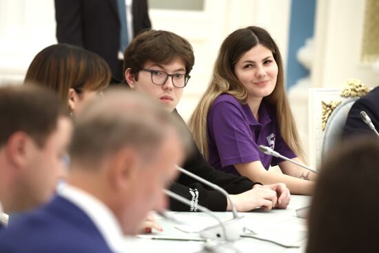 Президент РФ В. Путин провел заседание Наблюдательного совета АНО "Россия - страна возможностей"