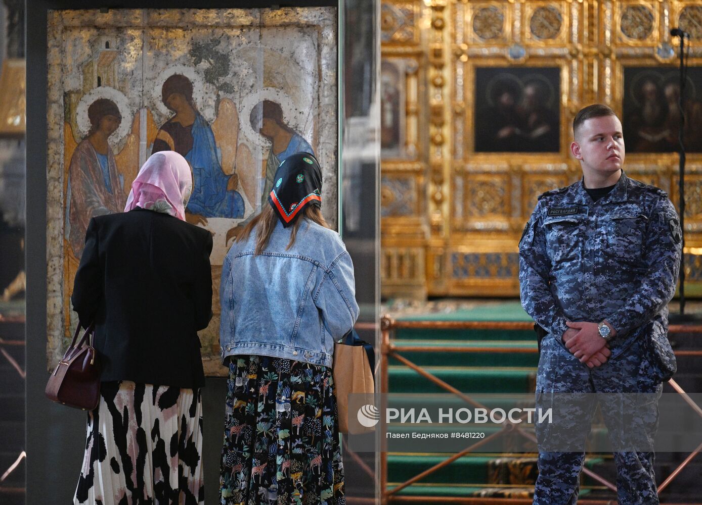 Прибытие иконы А. Рублева "Троица" в реставрационный центр им. Грабаря