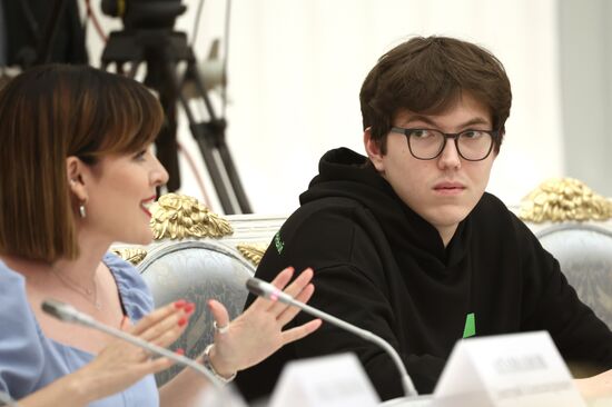 Президент РФ В. Путин провел заседание Наблюдательного совета АНО "Россия - страна возможностей"