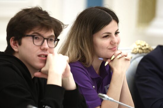 Президент РФ В. Путин провел заседание Наблюдательного совета АНО "Россия - страна возможностей"