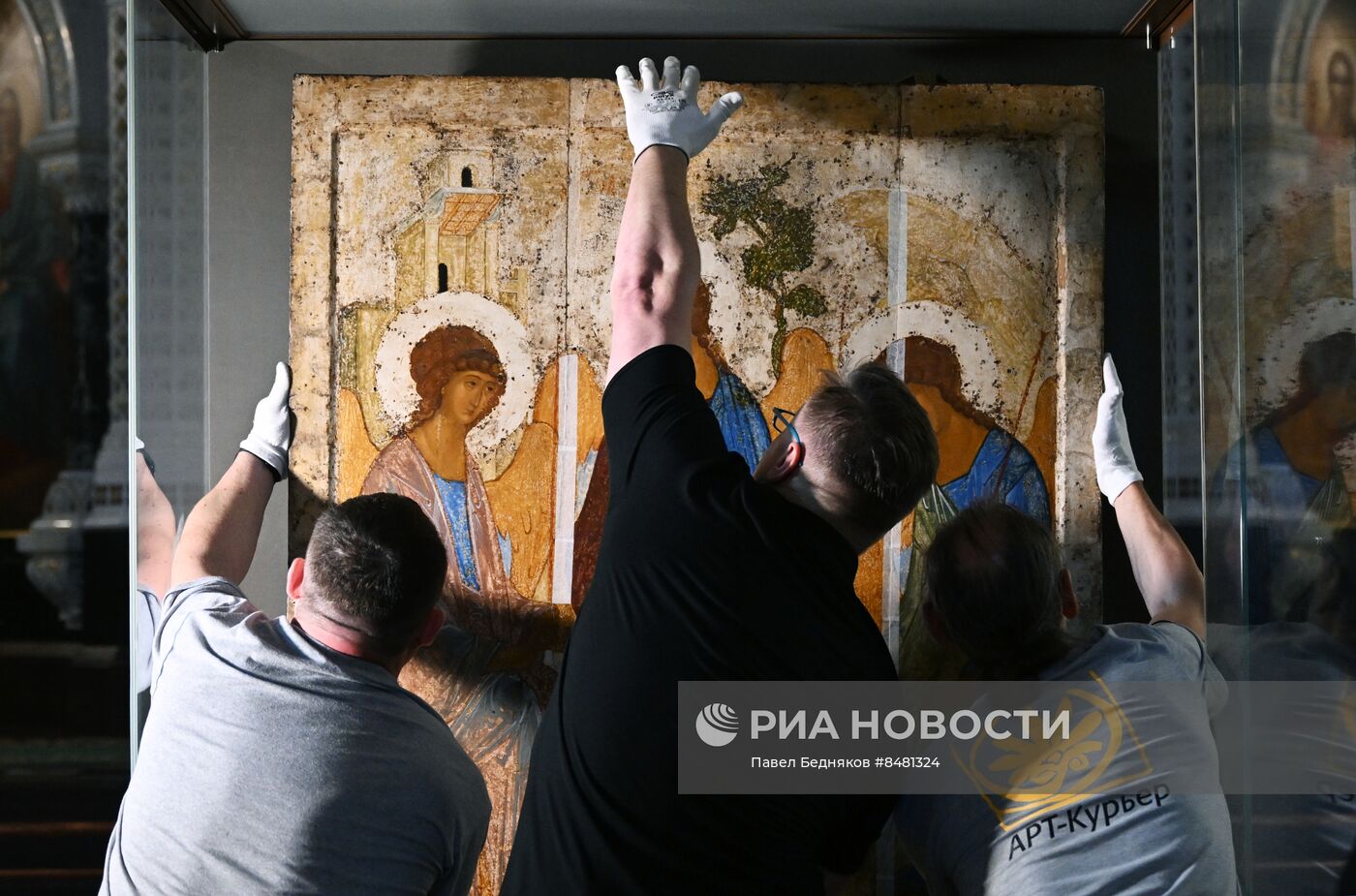 Прибытие иконы А. Рублева "Троица" в реставрационный центр им. Грабаря