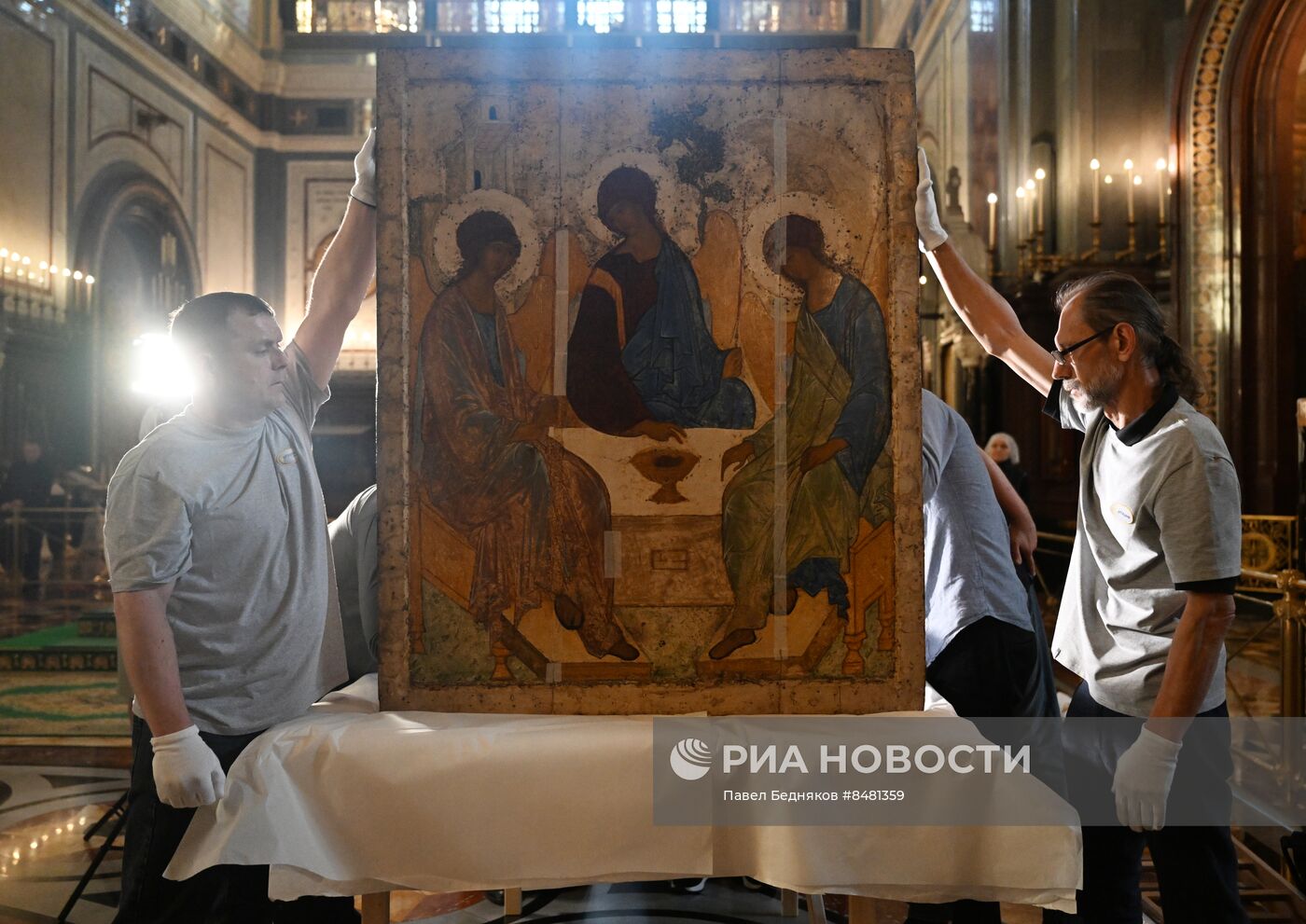 Прибытие иконы А. Рублева "Троица" в реставрационный центр им. Грабаря