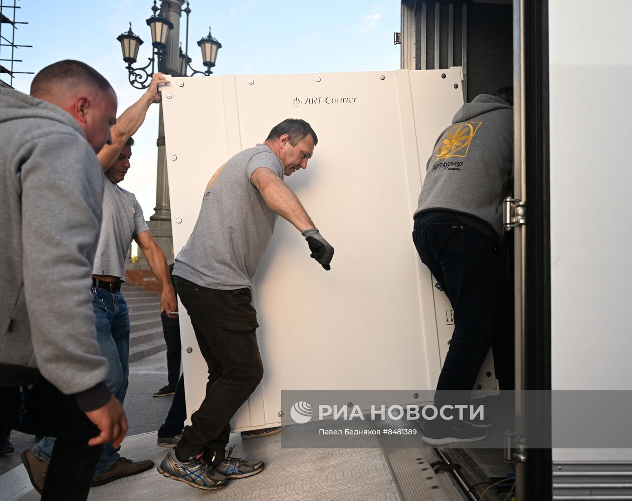 Прибытие иконы А. Рублева "Троица" в реставрационный центр им. Грабаря