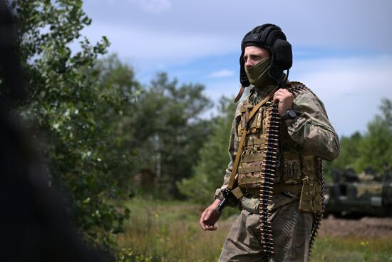 Добровольцы ЦВО проходят подготовку на БМП-3 в тыловом районе проведения СВО