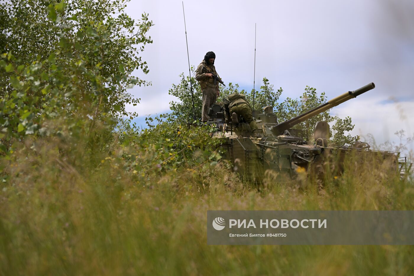 Добровольцы ЦВО проходят подготовку на БМП-3 в тыловом районе проведения СВО