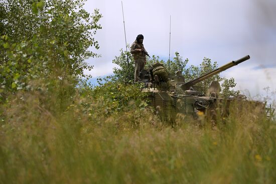 Добровольцы ЦВО проходят подготовку на БМП-3 в тыловом районе проведения СВО