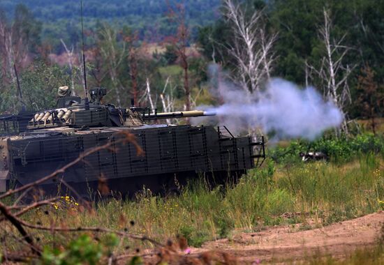 Добровольцы ЦВО проходят подготовку на БМП-3 в тыловом районе проведения СВО