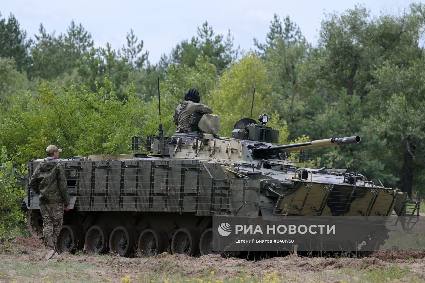 Добровольцы ЦВО проходят подготовку на БМП-3 в тыловом районе проведения СВО