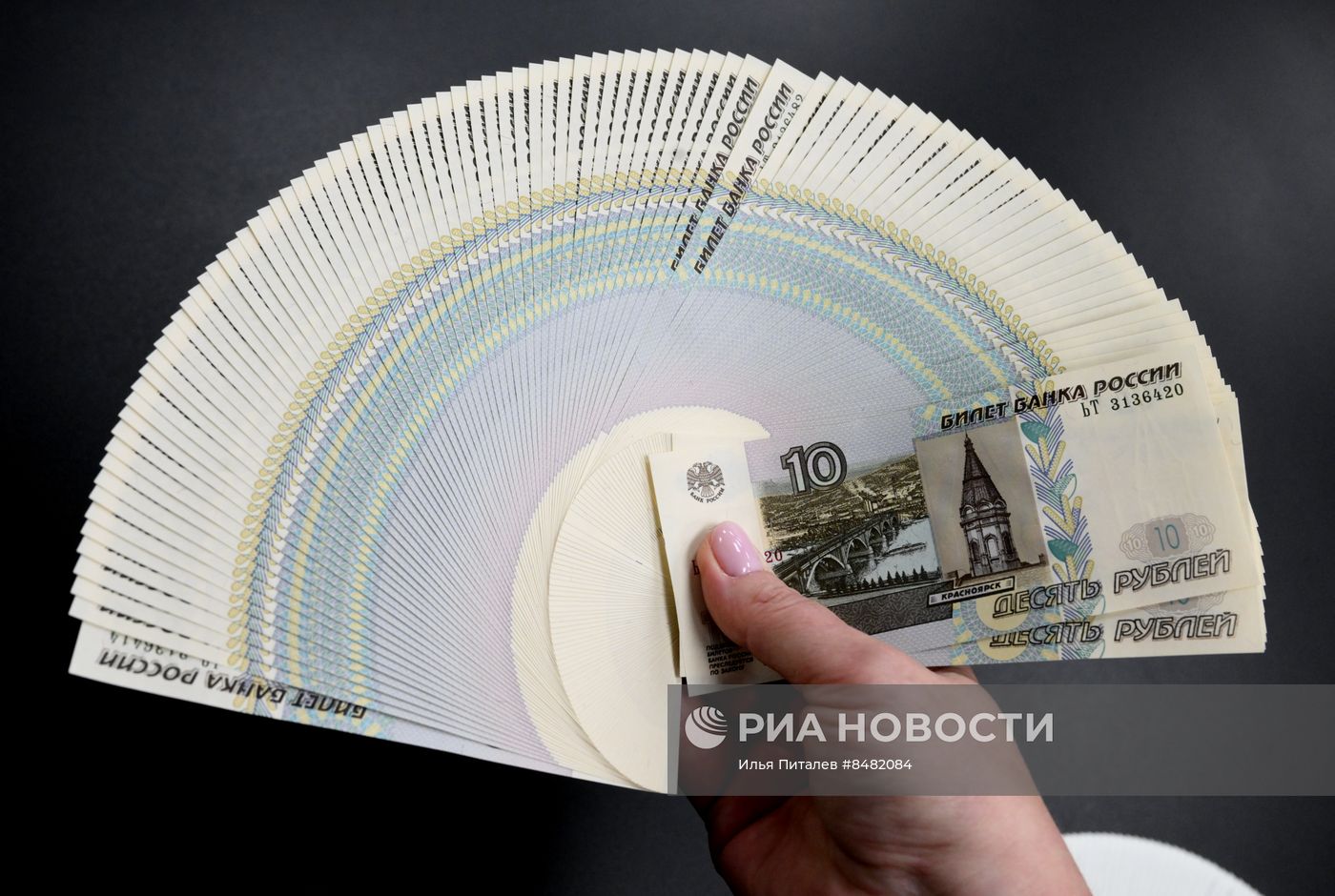 В Москве запустили в оборот купюры номиналом пять и десять рублей