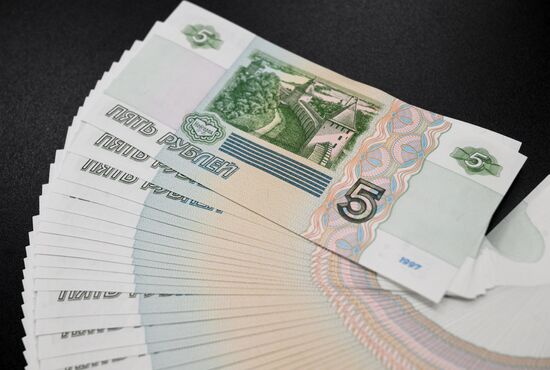 В Москве запустили в оборот купюры номиналом пять и десять рублей