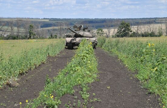Боевая работа танка Т-90М "Прорыв" 1-й ТА ЗГВ с закрытых огневых позиций на Сватовском направлении