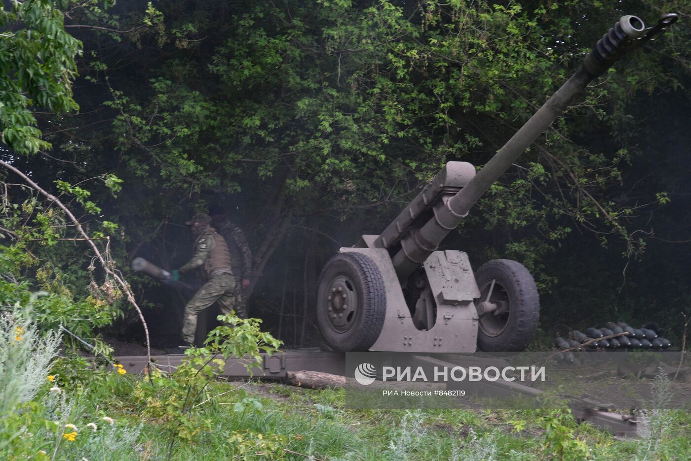 Стрельба агитационными снарядами с листовками из гаубицы Д-30