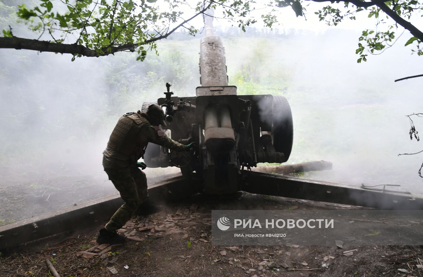 Стрельба агитационными снарядами с листовками из гаубицы Д-30