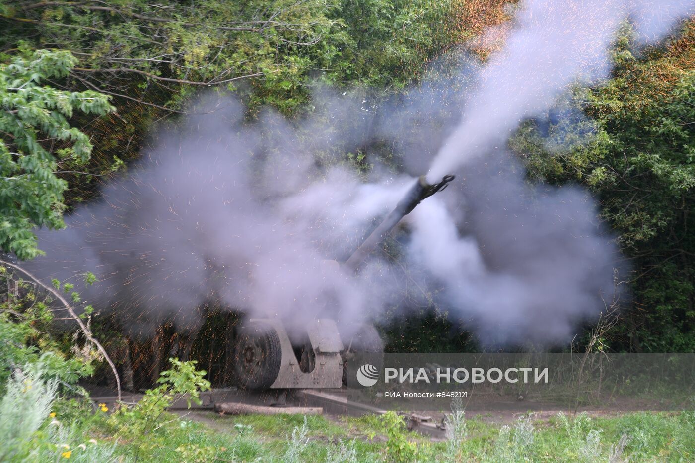 Стрельба агитационными снарядами с листовками из гаубицы Д-30