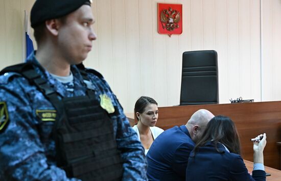 Заседание суда по вопросу о переводе под домашний арест В. Чекалиной