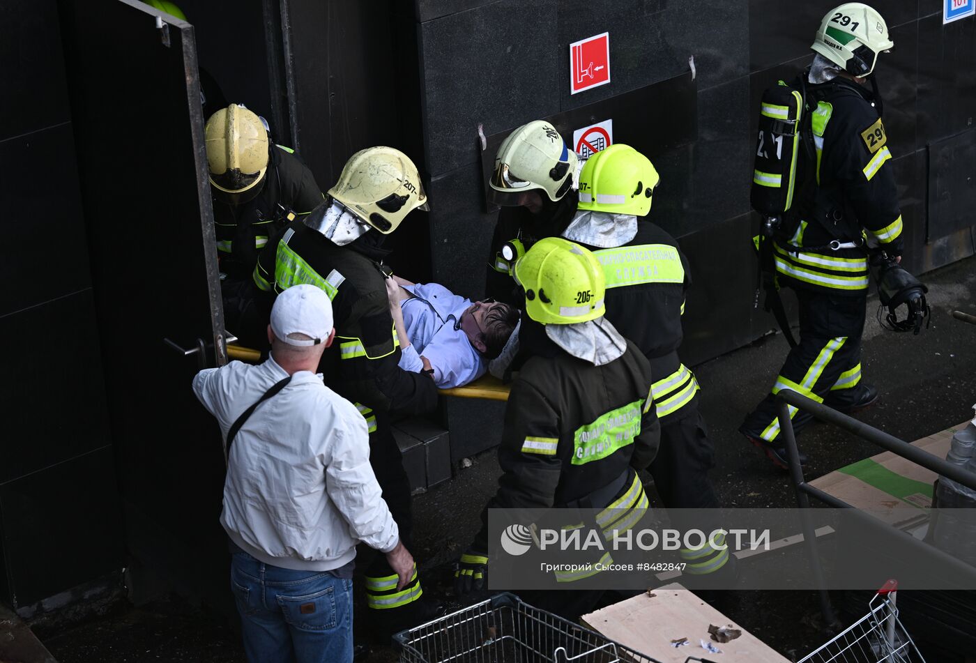 Прорыв горячей воды в ТЦ "Времена года" в Москве