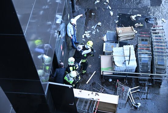 Прорыв горячей воды в ТЦ "Времена года" в Москве