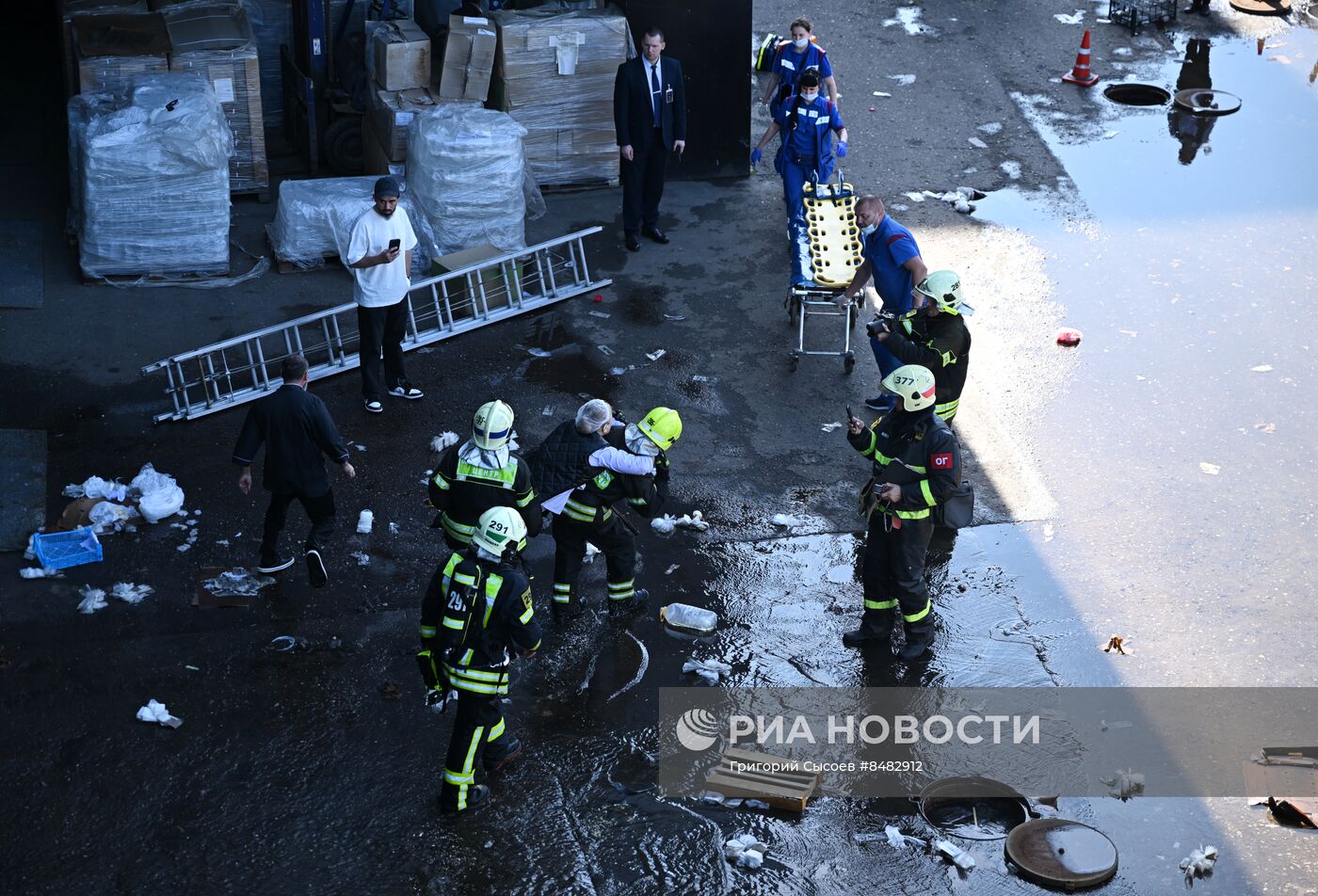 Прорыв горячей воды в ТЦ "Времена года" в Москве