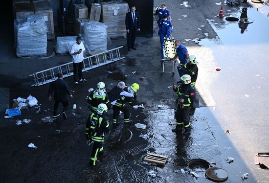 Прорыв горячей воды в ТЦ "Времена года" в Москве