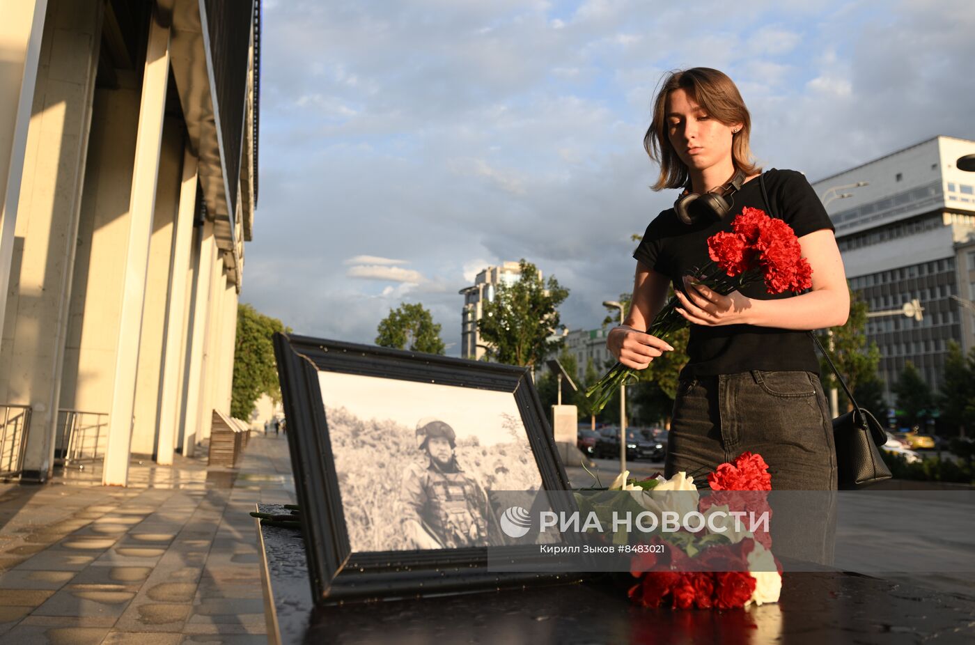 Цветы в память о военкоре Ростиславе Журавлеве