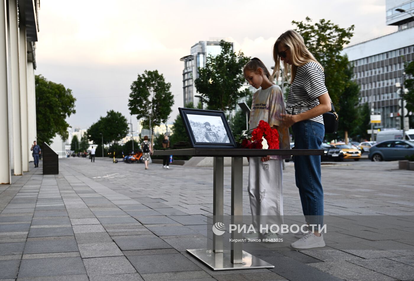 Цветы в память о военкоре Ростиславе Журавлеве